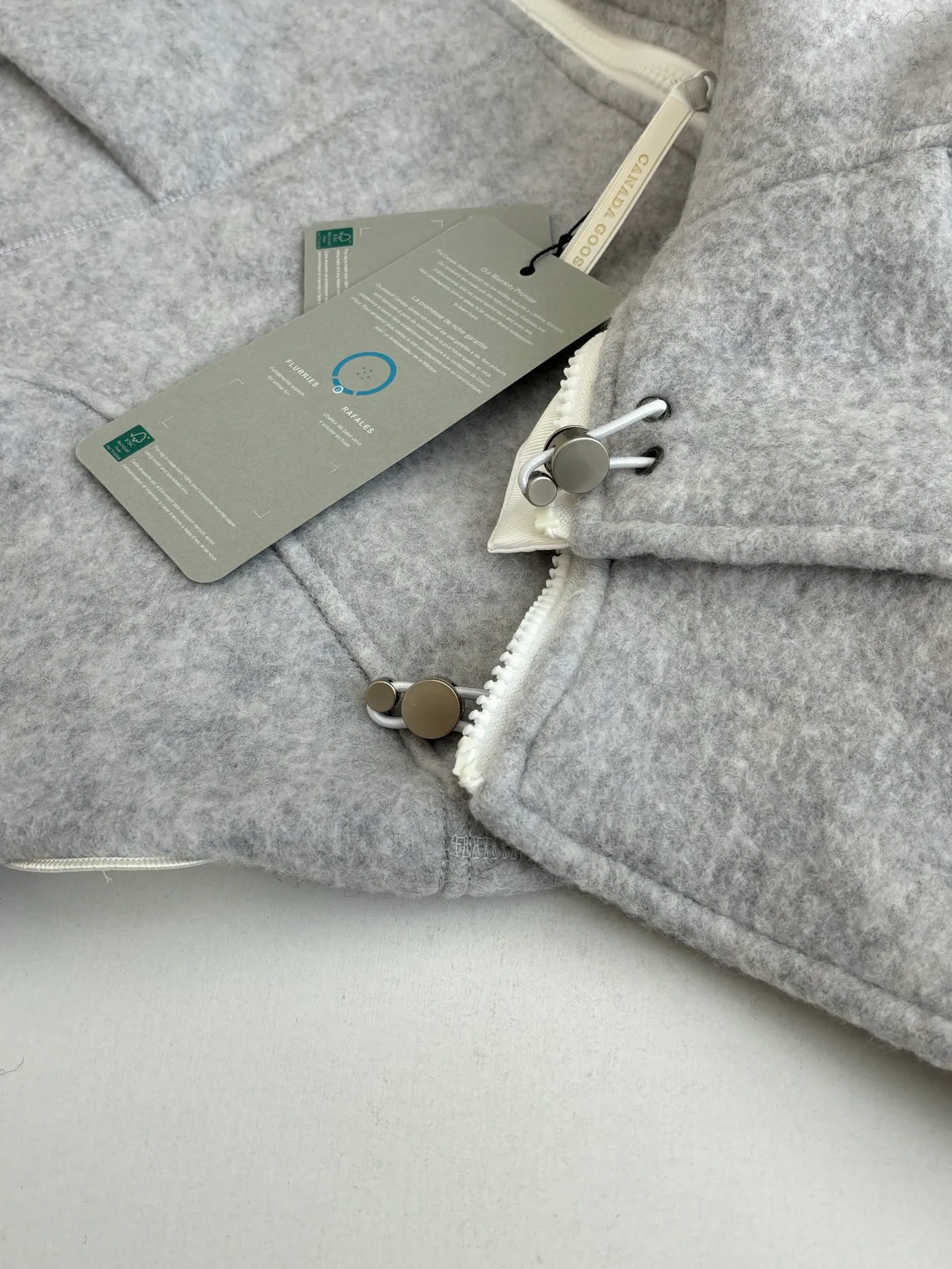 P810 Canada Goos*/Big Goose Fleece Badge Hooded Jacket The fabric is made of wool as the main body, with a very small amount of spandex and polyester fiber blended into the wool fleece fabric. The sleeves and hem are closed with 2×2 ribbing. Its strong elasticity can closely fit wrists and waists of different thicknesses, forming an effective 'seal' to prevent cold wind from blowing back. It can still maintain its original shape after repeated stretching and use, and is not easy to loose and deform. And the ribbed cuffs can convey a sense of design and enhance the visual beauty.  Size：S/M/L/XL
